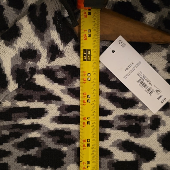 LIZ CLAIBORNE WOMENS PLUS SIZE GRAY/BLACK ANIMAL PRINT FRONT BUTTON SWEATER PXXL - Picture 11 of 16